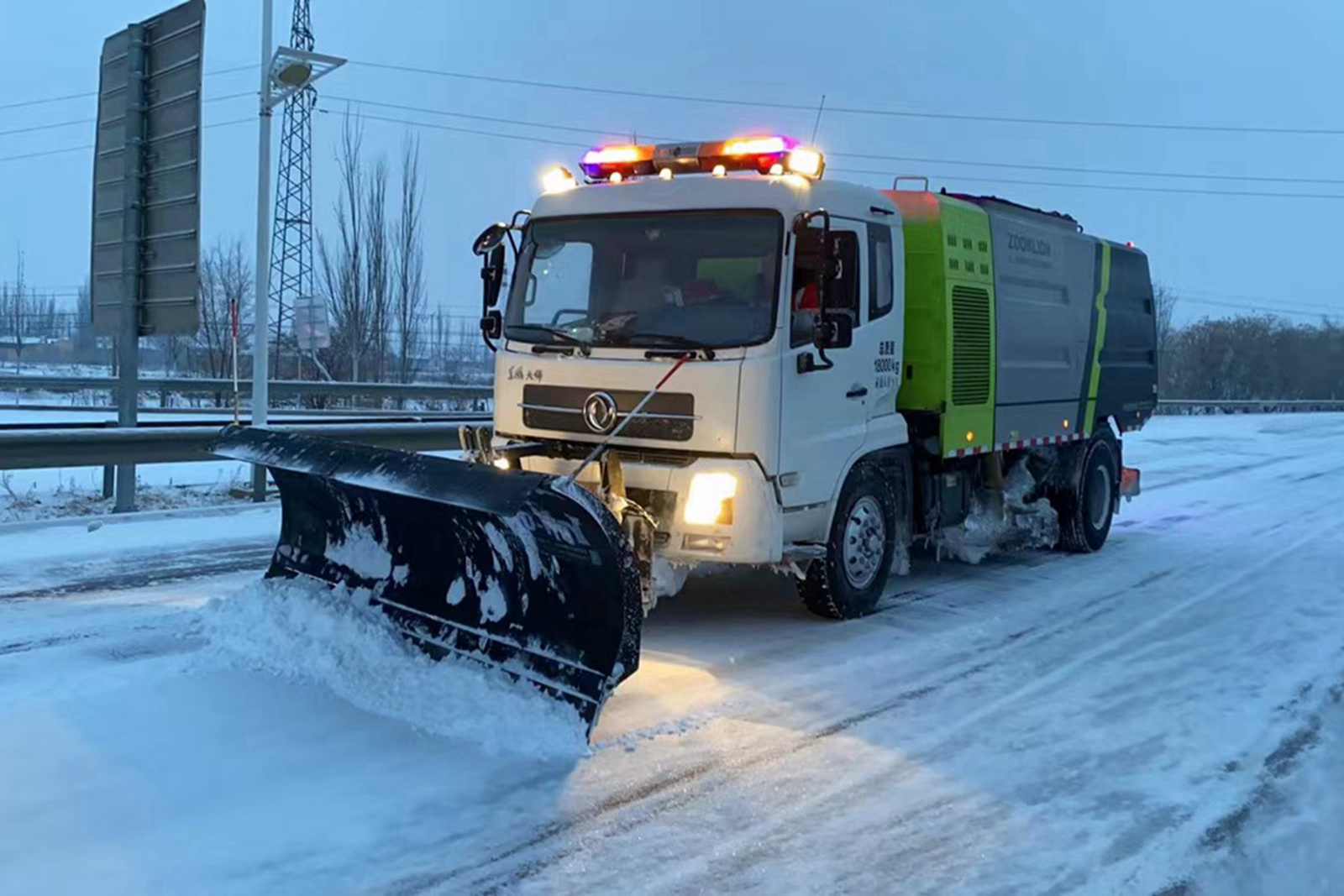 乐鱼体育最新版以雪为令奋战一线！宁夏高速连夜破冰除雪保畅通(图1)