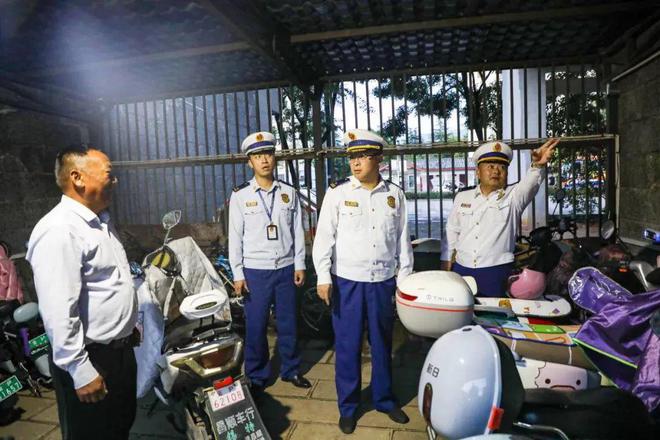 乐鱼(中国)体育重拳出击！丽江雨天飞线充电、占用消防通道(图3)