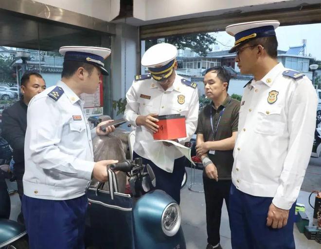 乐鱼(中国)体育重拳出击！丽江雨天飞线充电、占用消防通道(图1)