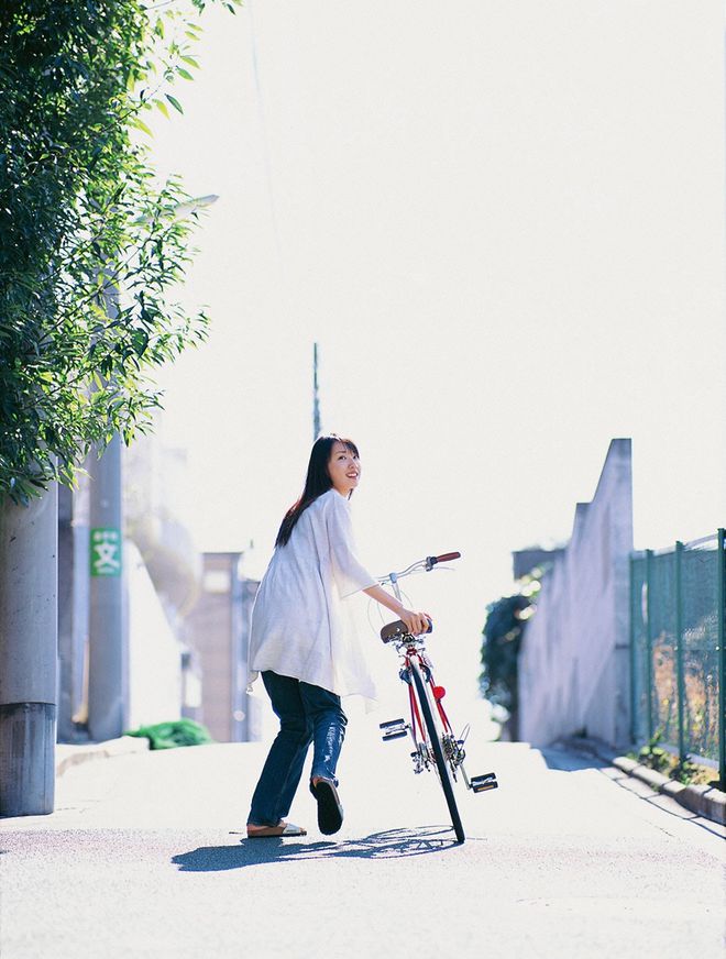 乐鱼(中国)体育御姐校花户田惠梨香唯美写线）自行车女郎(图15)