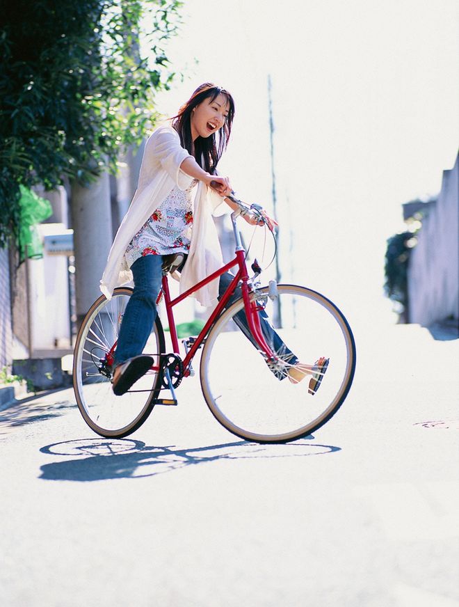 乐鱼(中国)体育御姐校花户田惠梨香唯美写线）自行车女郎(图7)