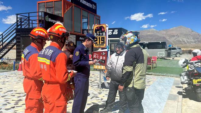 乐鱼(中国)体育消防宣传进景区 筑牢安全“风景线”(图3)